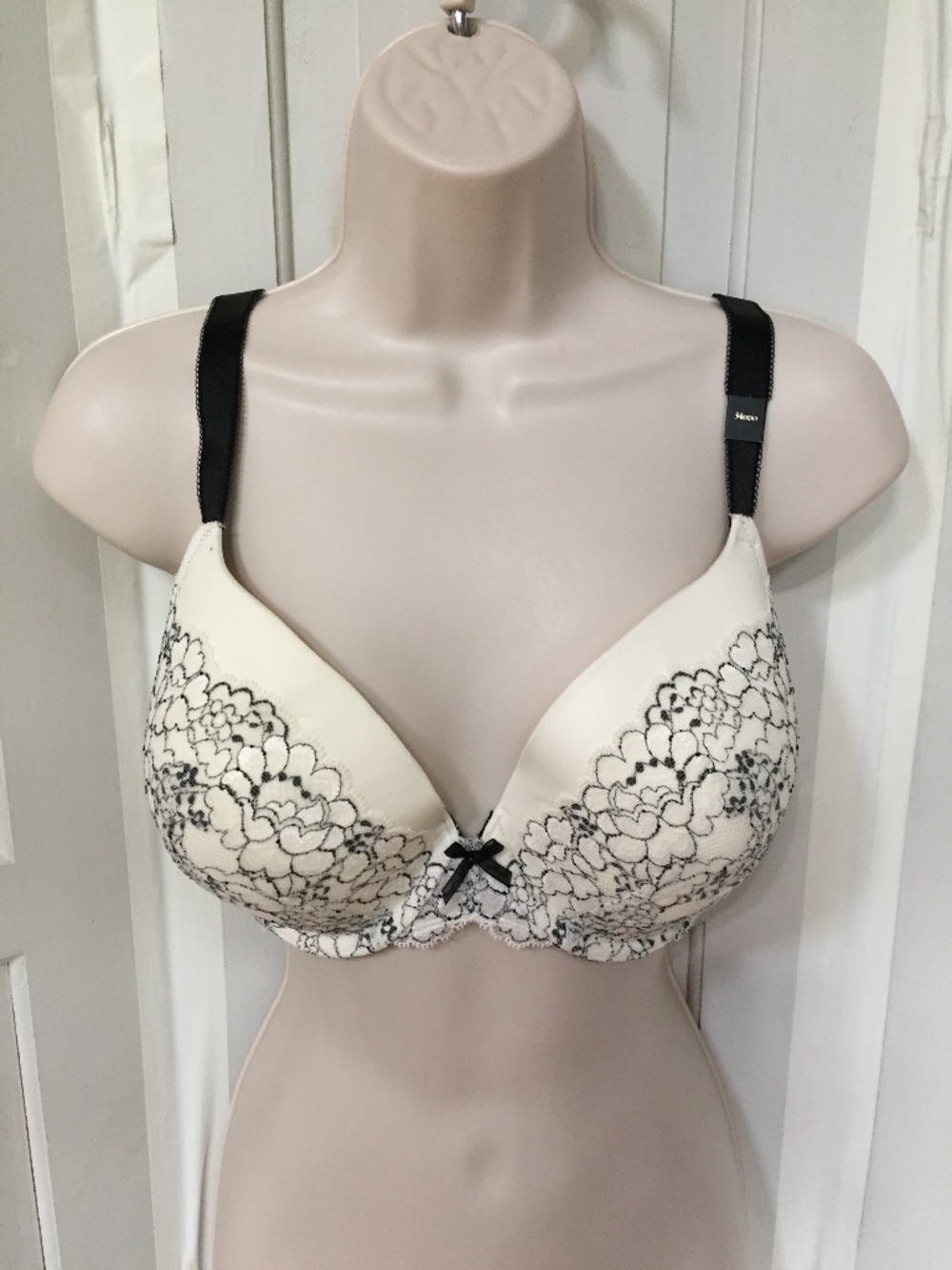 Victoria's Secret Cream and Black Lace Push-Up Bra